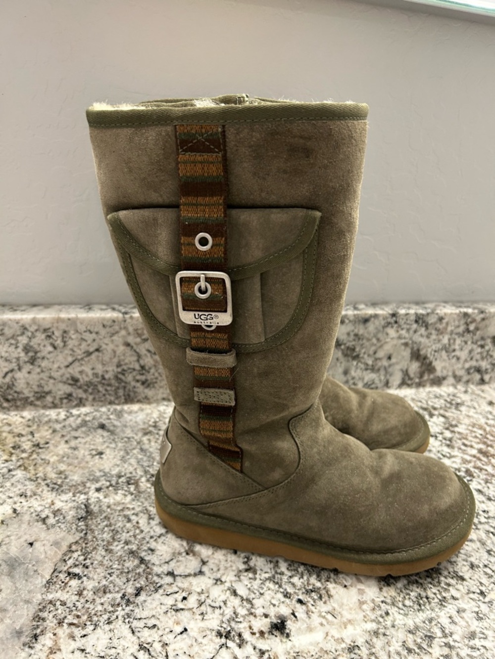 UGG RETRO CARGO BOOT with zipper Olive Green Size 6